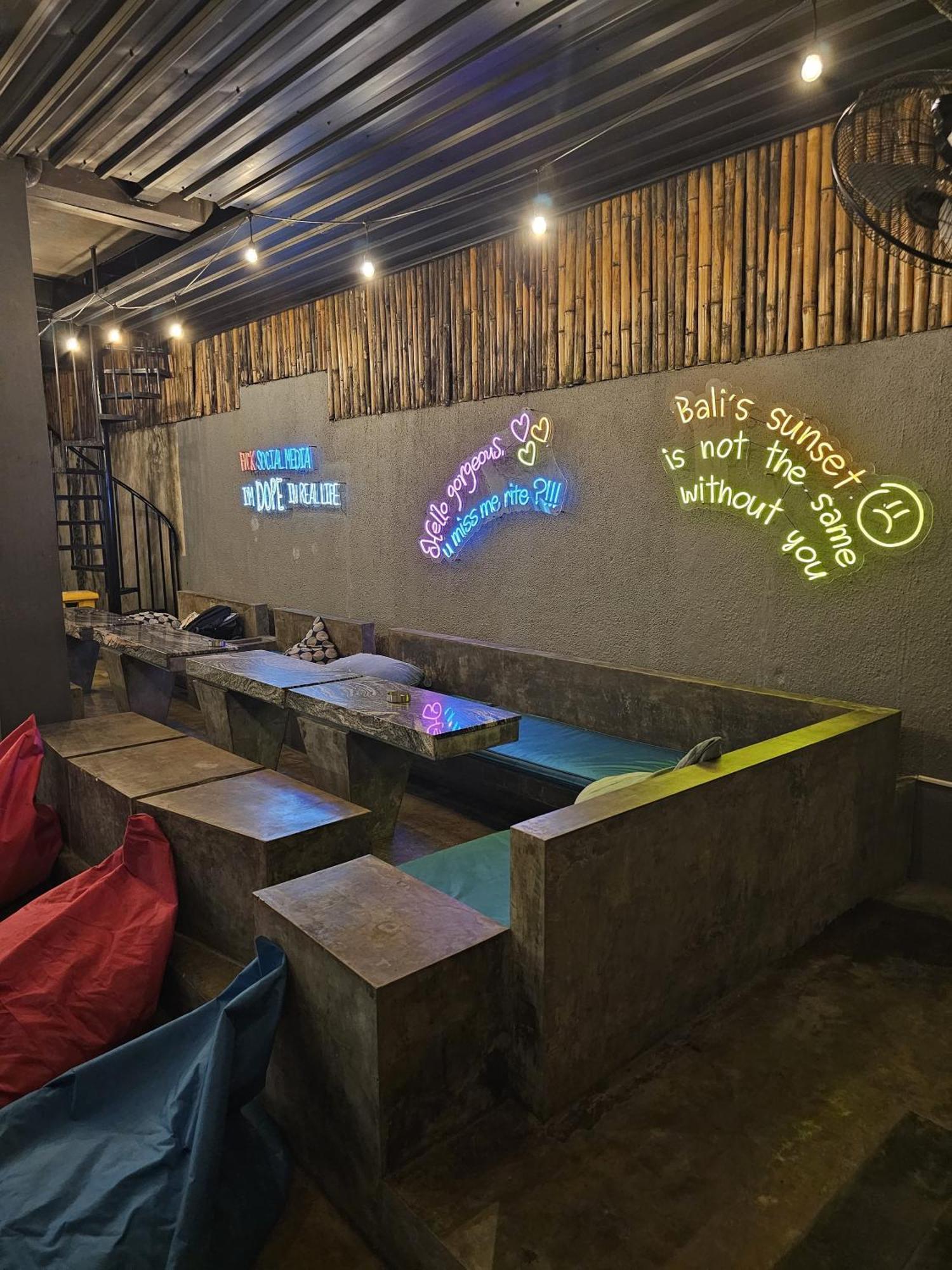 Stellar Capsules Hostel เซมินยัค ภายนอก รูปภาพ The interior of a restaurant in Bali