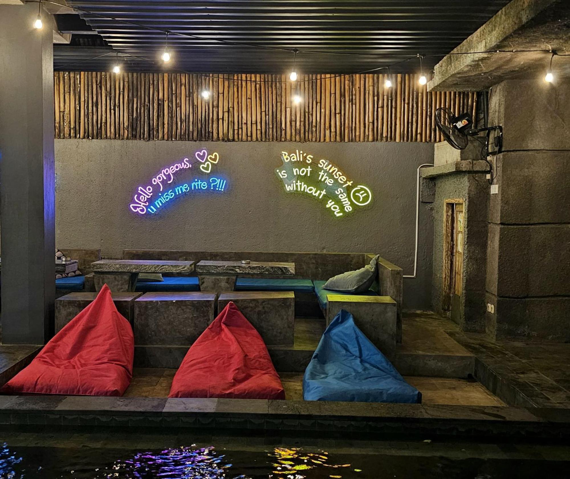 Stellar Capsules Hostel เซมินยัค ภายนอก รูปภาพ Bean bag chairs at a cafe in India