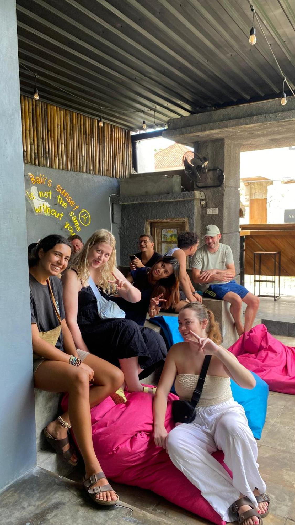 Stellar Capsules Hostel เซมินยัค ภายนอก รูปภาพ Foreign tourists in Bali