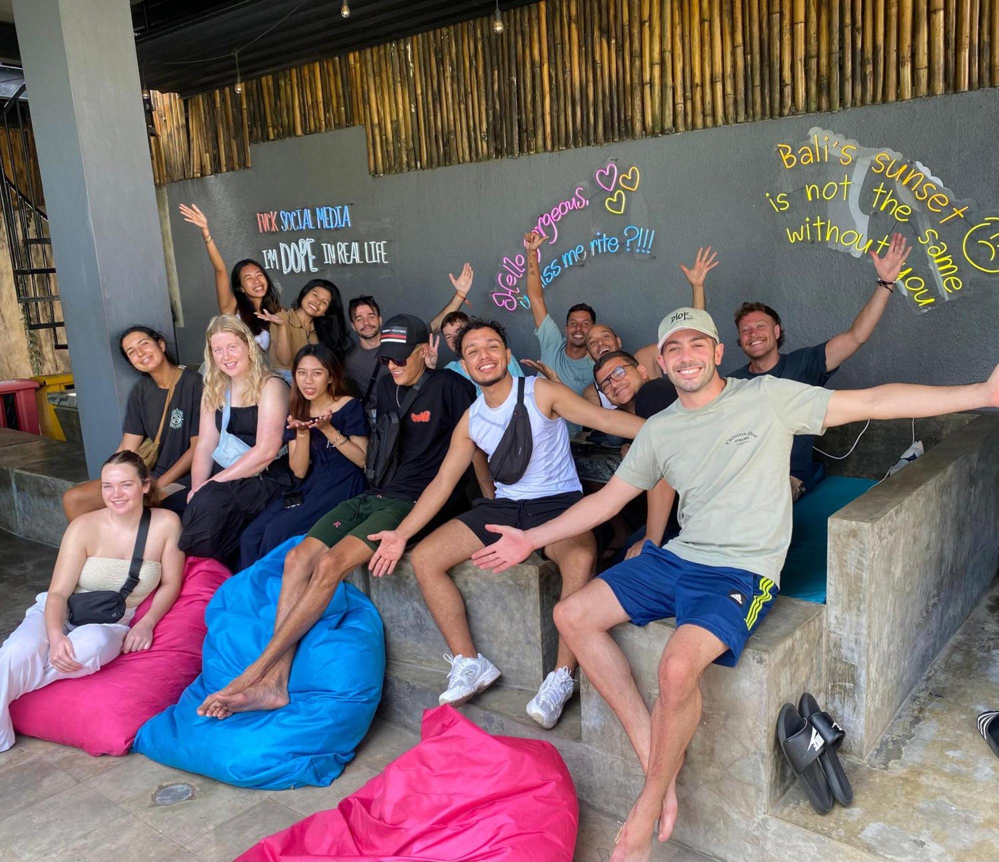 Stellar Capsules Hostel เซมินยัค ภายนอก รูปภาพ The team of the hostel