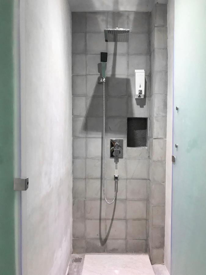 Stellar Capsules Hostel เซมินยัค ภายนอก รูปภาพ A shower