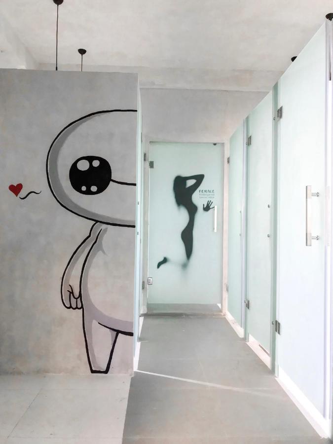 Stellar Capsules Hostel เซมินยัค ภายนอก รูปภาพ The interior of the toilets at the station