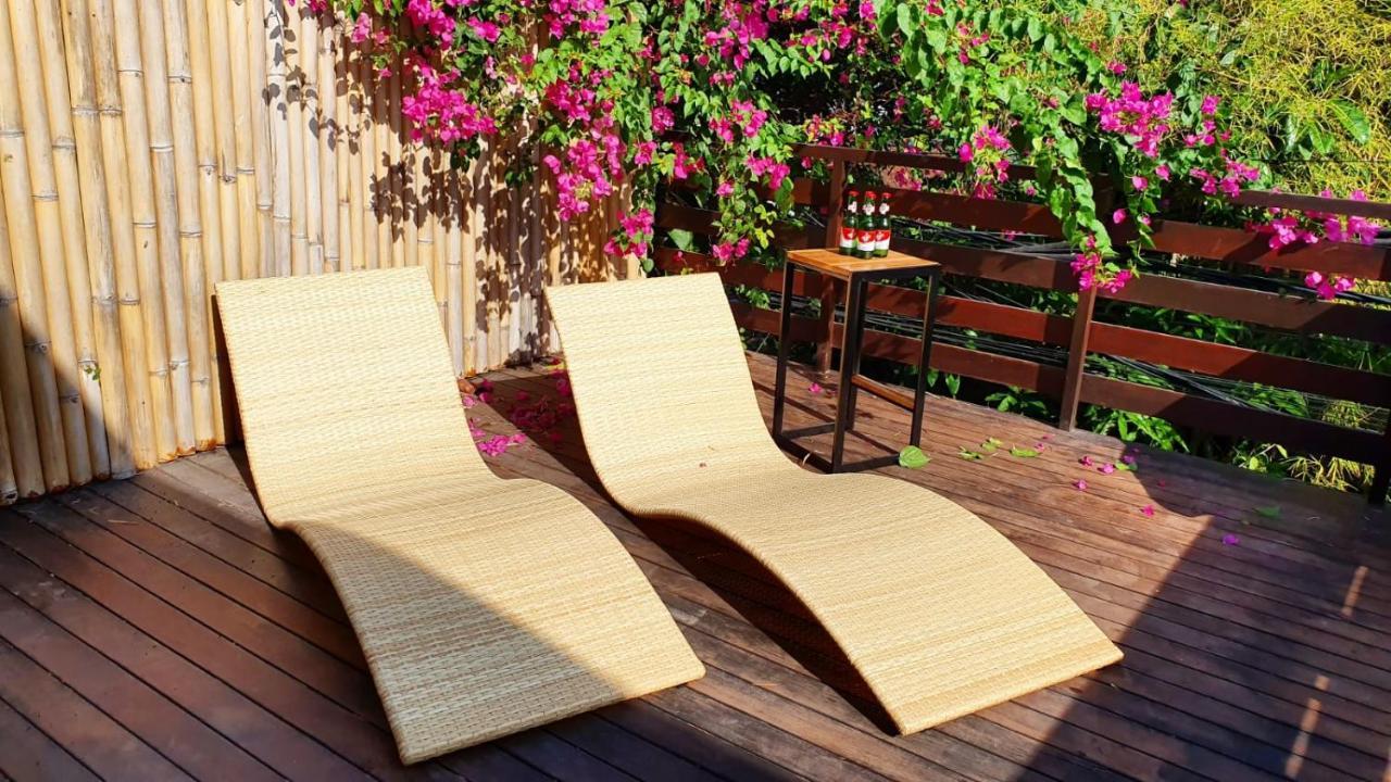 Stellar Capsules Hostel เซมินยัค ภายนอก รูปภาพ A pair of chaise longues