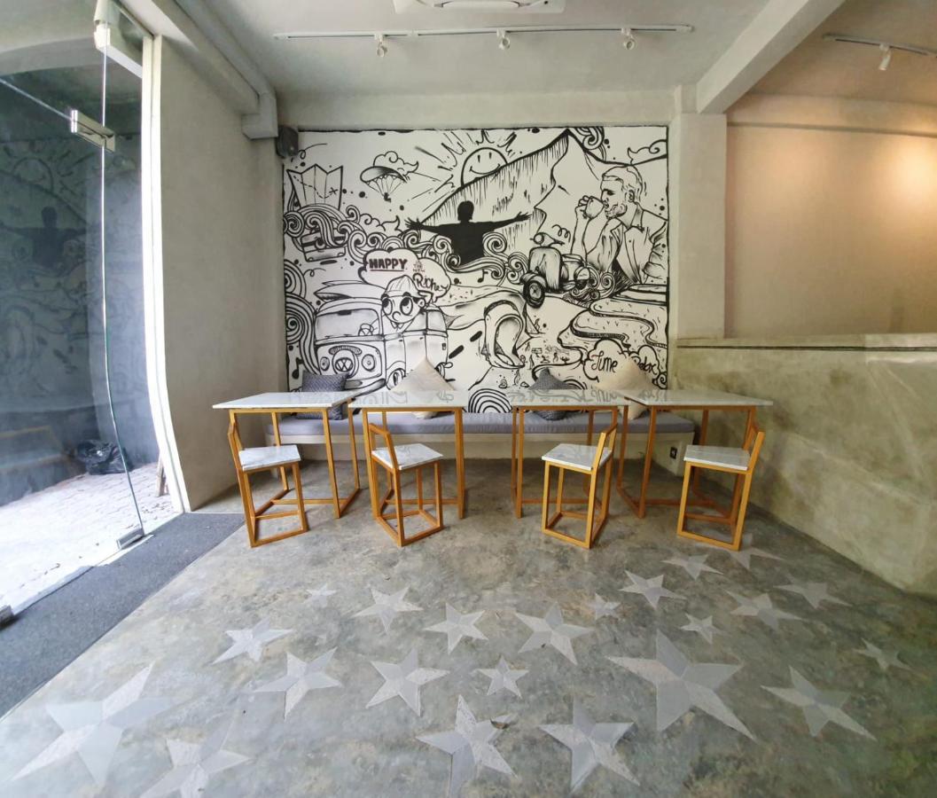 Stellar Capsules Hostel เซมินยัค ภายนอก รูปภาพ Interior of the gallery