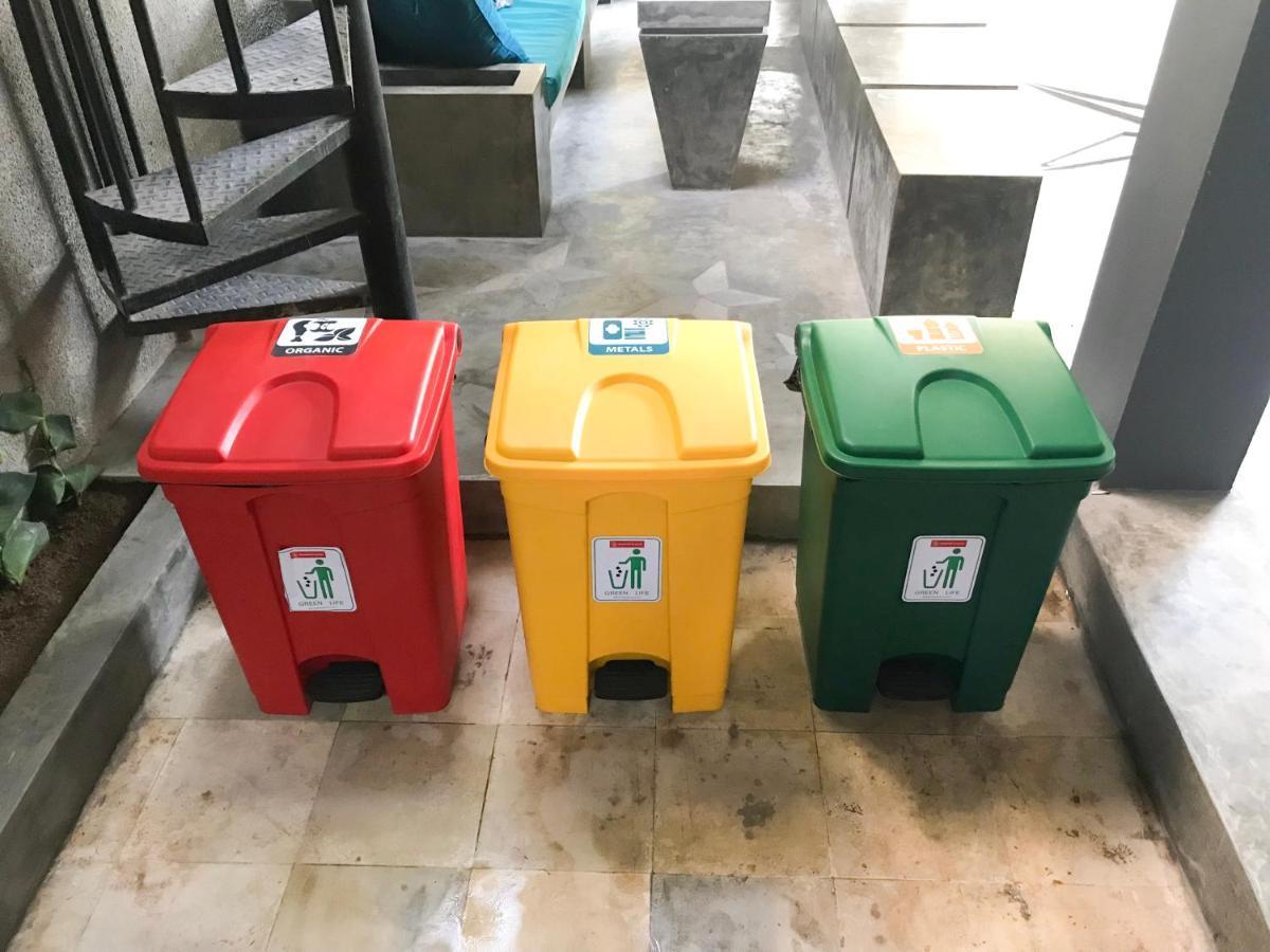Stellar Capsules Hostel เซมินยัค ภายนอก รูปภาพ Waste bins for recycling in a university