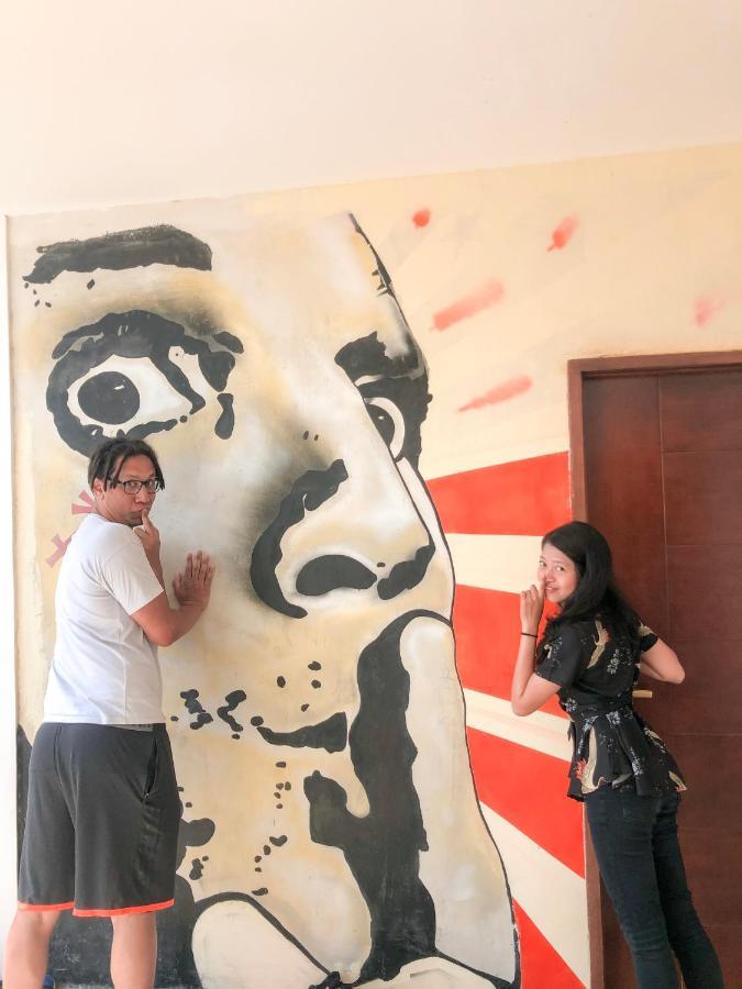 Stellar Capsules Hostel เซมินยัค ภายนอก รูปภาพ Visitors at the museum