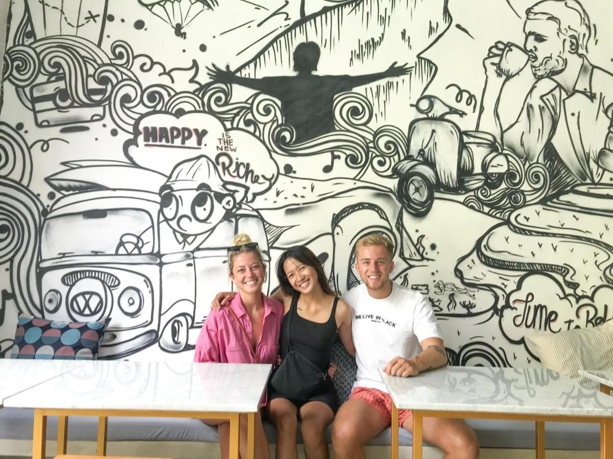 Stellar Capsules Hostel เซมินยัค ภายนอก รูปภาพ The Hip Project mural