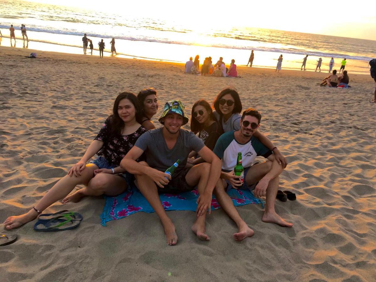 Stellar Capsules Hostel เซมินยัค ภายนอก รูปภาพ Sunset at the beach