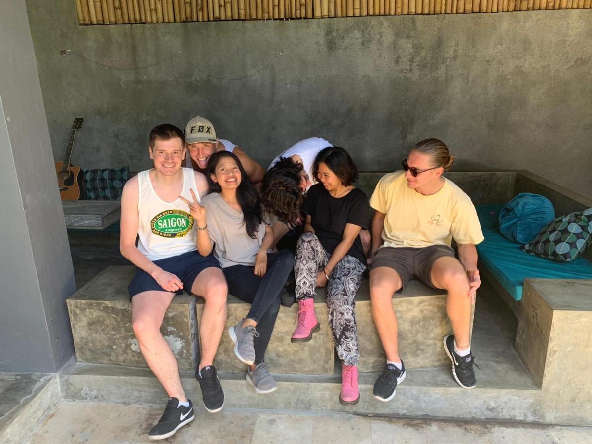 Stellar Capsules Hostel เซมินยัค ภายนอก รูปภาพ A group of students from the University of California, Irvine at the 2018 Global Challenges Conference