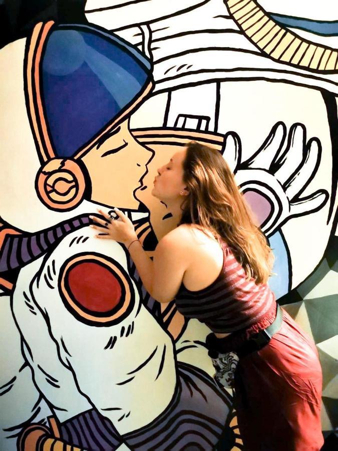 Stellar Capsules Hostel เซมินยัค ภายนอก รูปภาพ Artist working on a mural