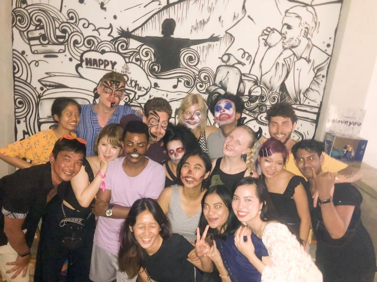 Stellar Capsules Hostel เซมินยัค ภายนอก รูปภาพ The 2019-2020 board of the Queer Student Union