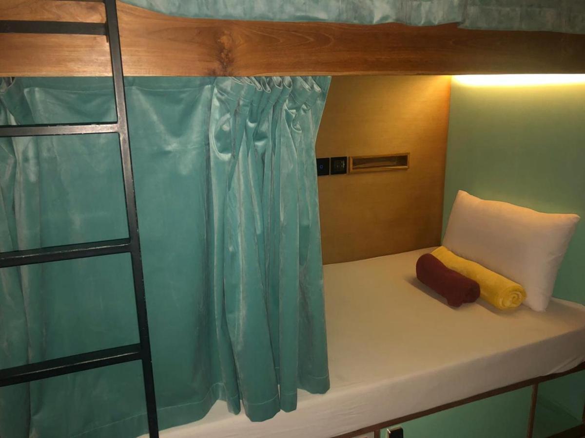 Stellar Capsules Hostel เซมินยัค ภายนอก รูปภาพ A bunk bed in a hostel