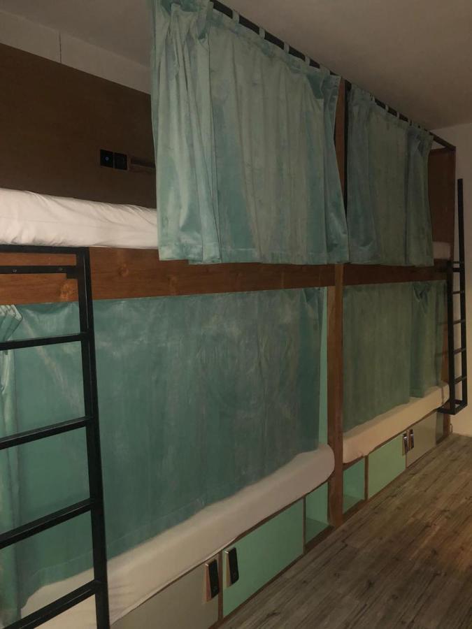 Stellar Capsules Hostel เซมินยัค ภายนอก รูปภาพ A bunk bed with curtains