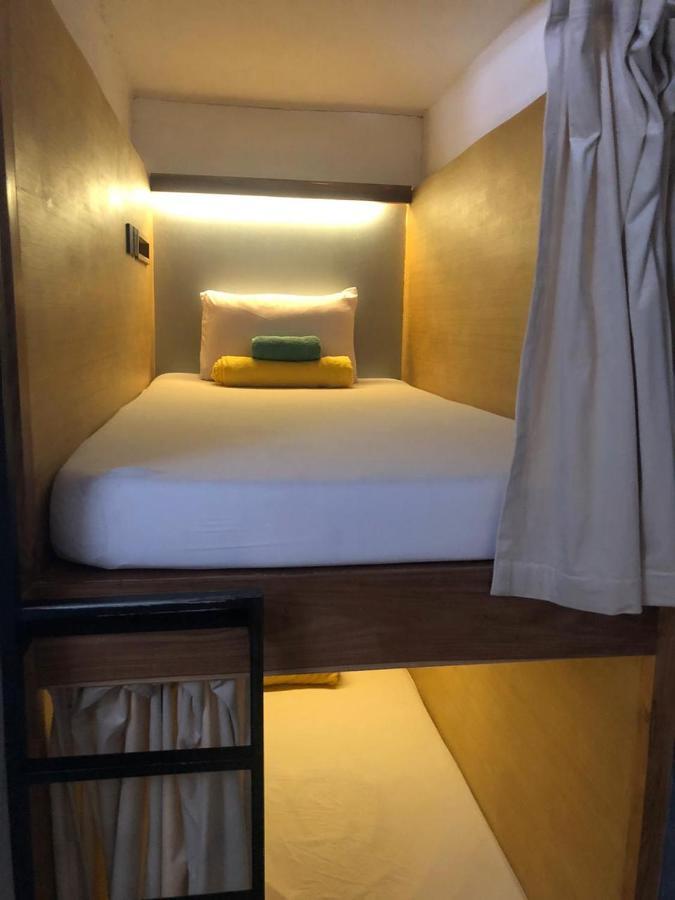 Stellar Capsules Hostel เซมินยัค ภายนอก รูปภาพ A capsule hotel room