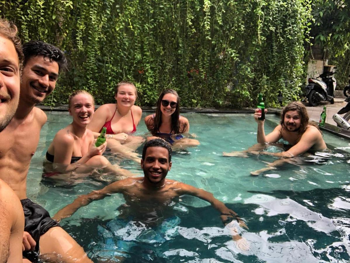 Stellar Capsules Hostel เซมินยัค ภายนอก รูปภาพ A group of tourists in Bali