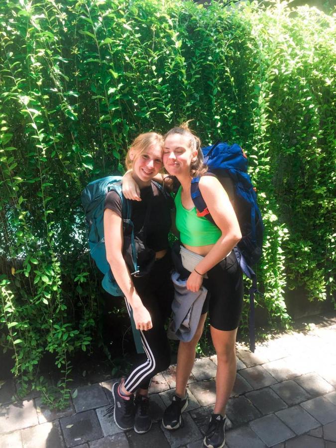 Stellar Capsules Hostel เซมินยัค ภายนอก รูปภาพ Two hikers on the Camino de Santiago in Galicia, Spain