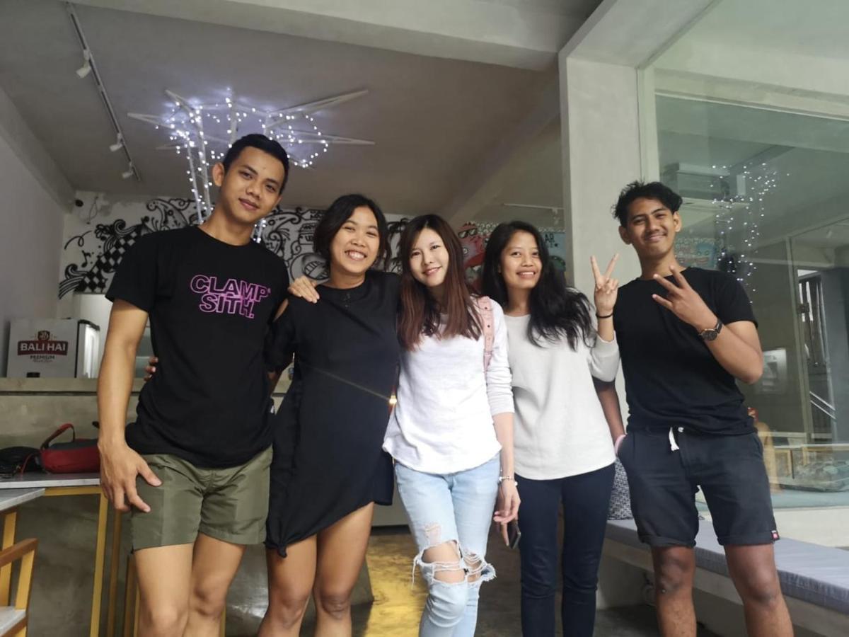 Stellar Capsules Hostel เซมินยัค ภายนอก รูปภาพ The cast of the film