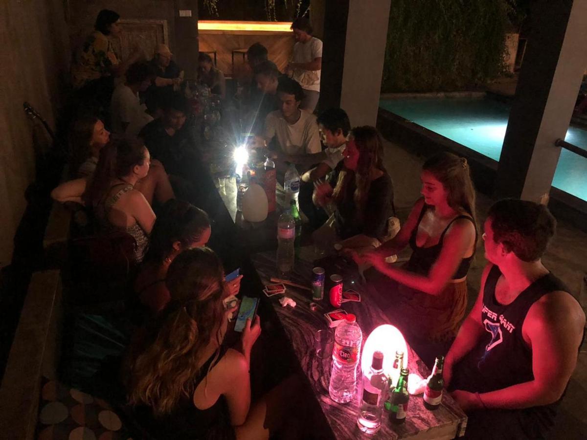 Stellar Capsules Hostel เซมินยัค ภายนอก รูปภาพ A party at the pool of the hostel