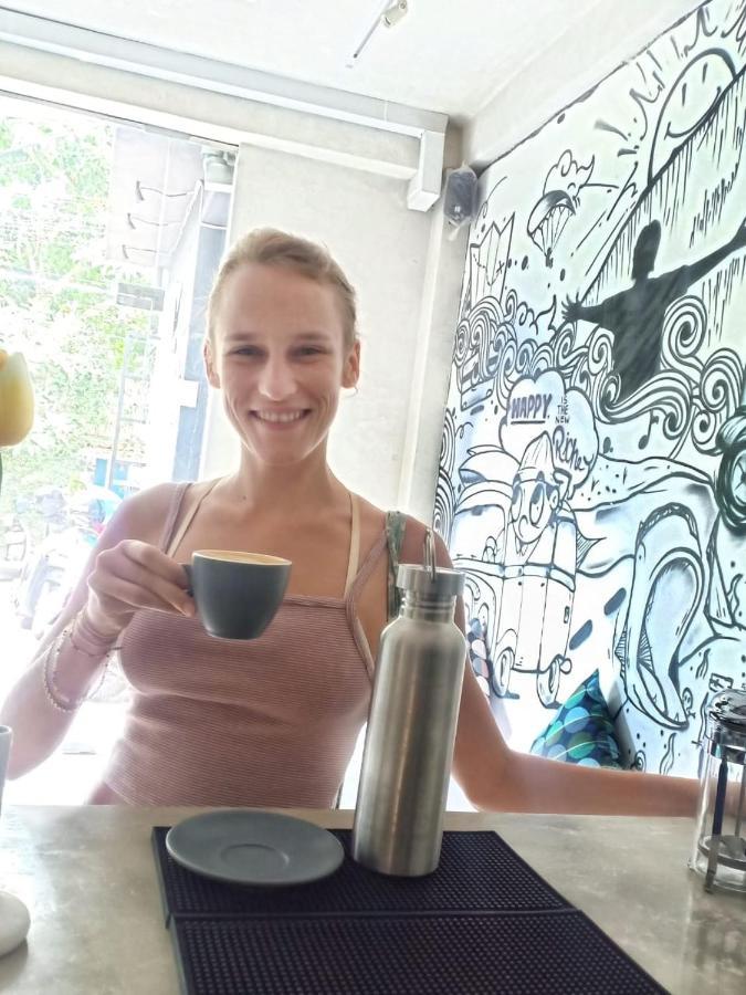 Stellar Capsules Hostel เซมินยัค ภายนอก รูปภาพ A woman drinking coffee