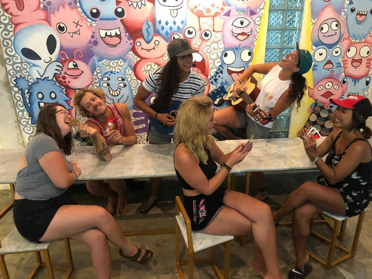 Stellar Capsules Hostel เซมินยัค ภายนอก รูปภาพ The cast of the podcast in 2019