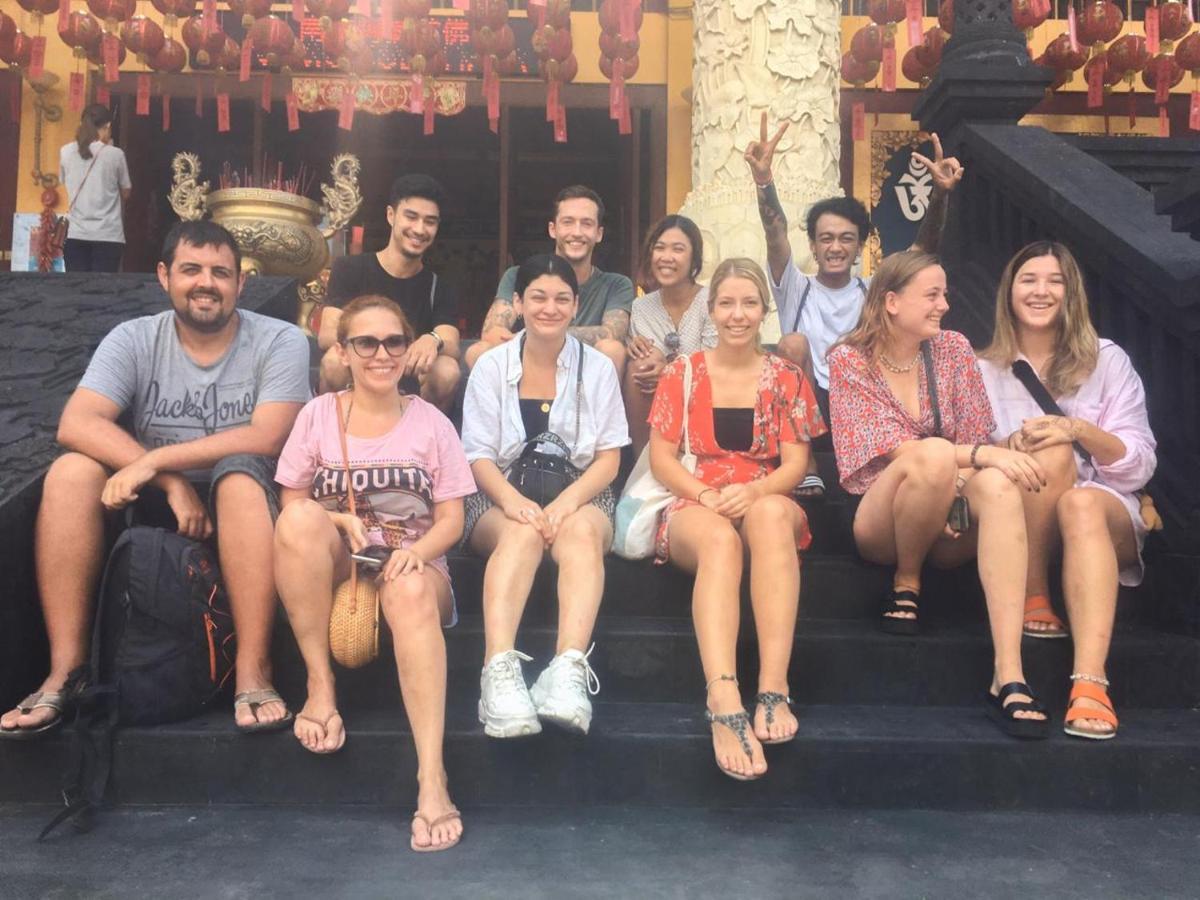 Stellar Capsules Hostel เซมินยัค ภายนอก รูปภาพ The cast of The Real L Word