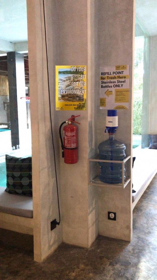 Stellar Capsules Hostel เซมินยัค ภายนอก รูปภาพ A fire extinguisher in a public place