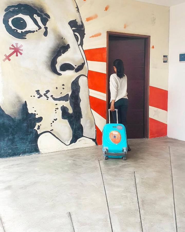 Stellar Capsules Hostel เซมินยัค ภายนอก รูปภาพ A woman with a suitcase
