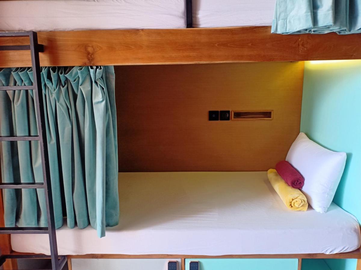 Stellar Capsules Hostel เซมินยัค ภายนอก รูปภาพ A bunk bed