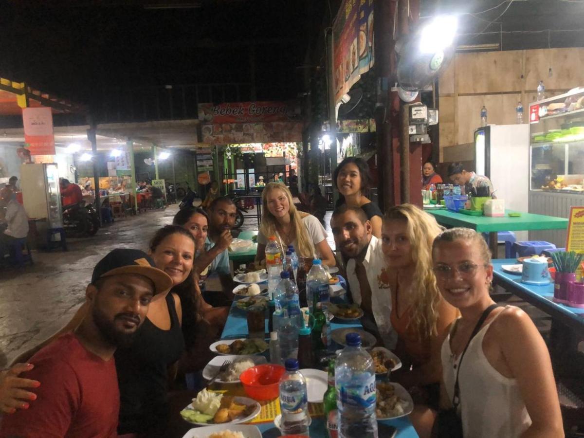 Stellar Capsules Hostel เซมินยัค ภายนอก รูปภาพ Foreign tourists at a restaurant in Phnom Penh